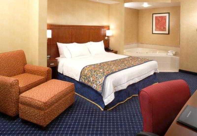 Courtyard By Marriott Cleveland Willoughby Hotel Екстериор снимка