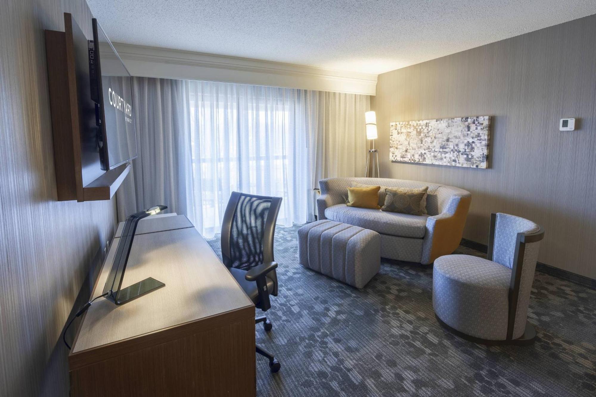 Courtyard By Marriott Cleveland Willoughby Hotel Екстериор снимка