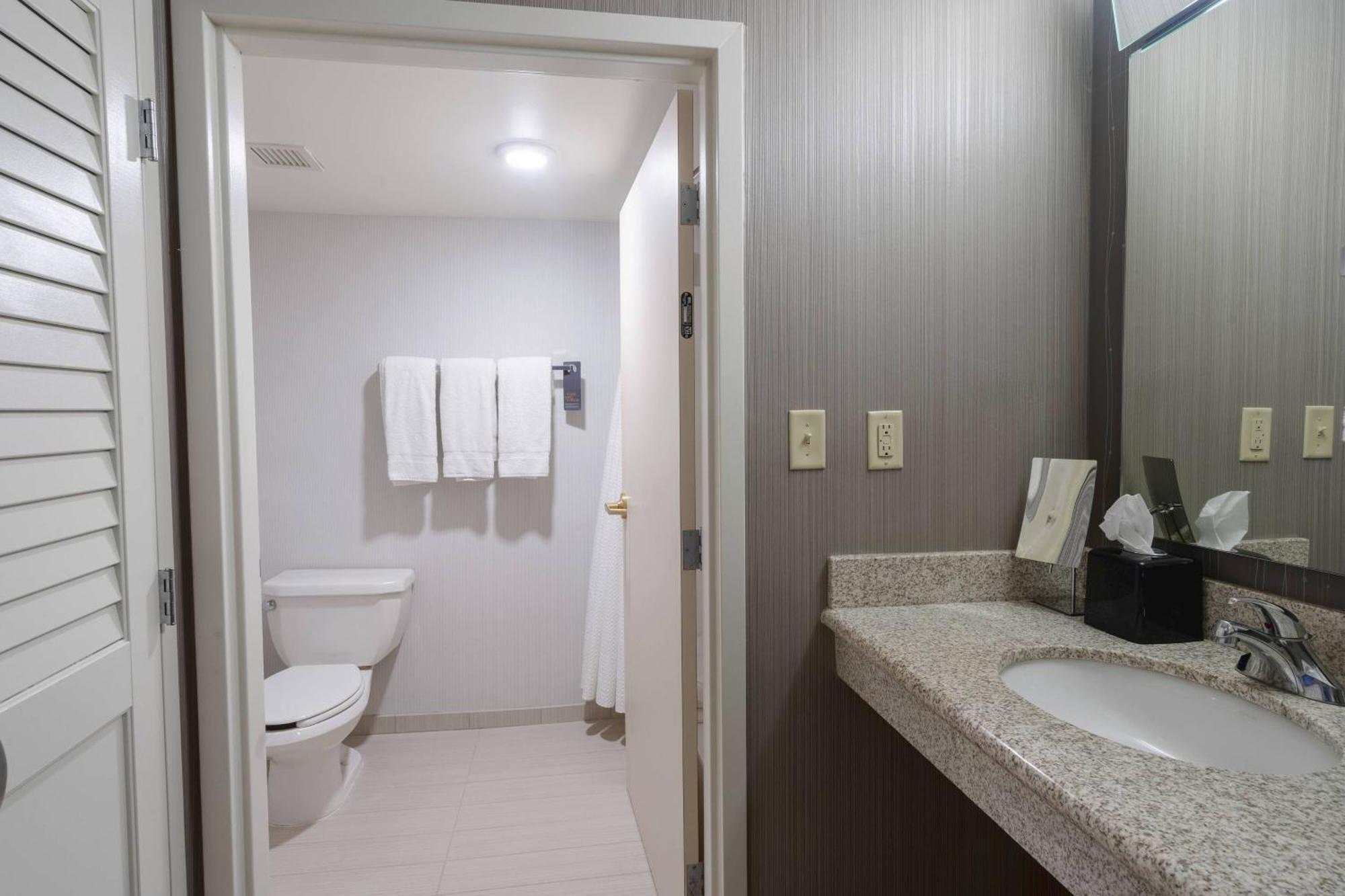 Courtyard By Marriott Cleveland Willoughby Hotel Екстериор снимка
