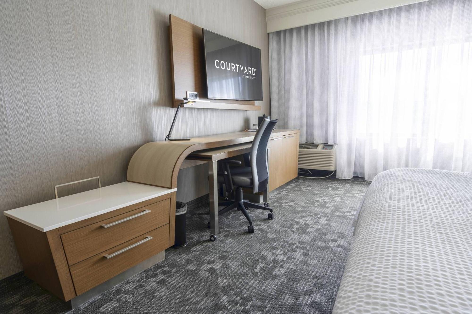 Courtyard By Marriott Cleveland Willoughby Hotel Екстериор снимка