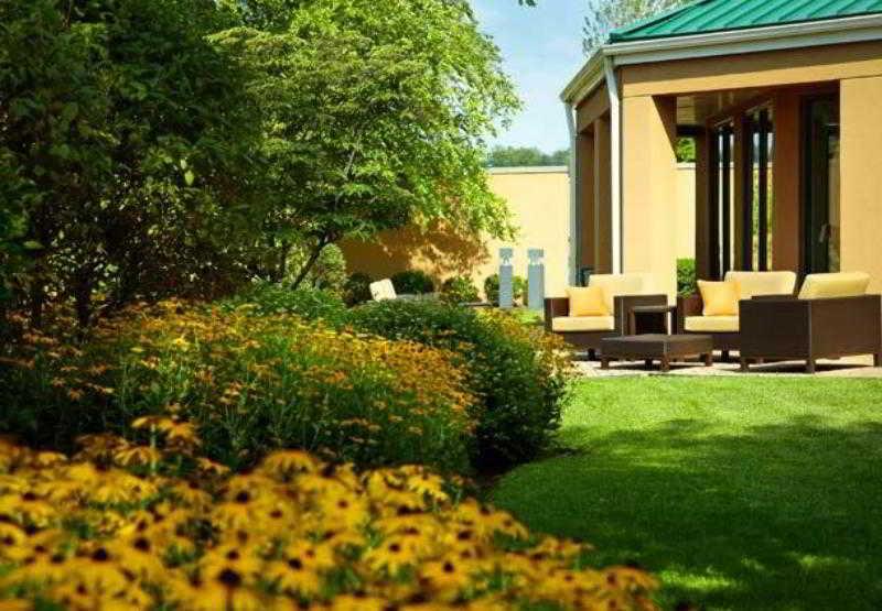 Courtyard By Marriott Cleveland Willoughby Hotel Екстериор снимка